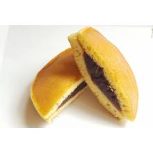 
	Dorayaki, pancake au pate des haricots rouges (légèrement sucré, au gout original). 

	 

	 

	Le dorayaki (銅鑼焼き?) est une pâtisserie japonaise. En japonais, « dora » signifie « gong », et cela expliquerait donc le nom de la pâtisserie.

	Celle-ci consiste en deux pâtes en forme de pancake, faites en kasutera, enveloppant une garniture de pâte de haricot rouge nomméeanko (ingrédient courant en cuisine japonaise). À l'origine, cette pâtisserie n'avait qu'une seule couche. La forme actuelle fut inventée en 1914 à la pâtisserie Usagiya à Ueno, un quartier de Tokyo

	Source: http://fr.wikipedia.org/wiki/Dorayaki
